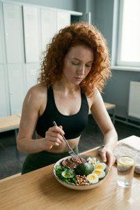 אישה אוכלת אוכל קטוגני