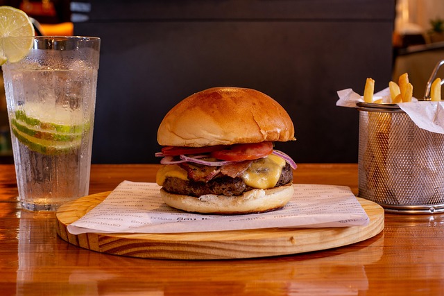 המבורגר עם ציפס ושתיה